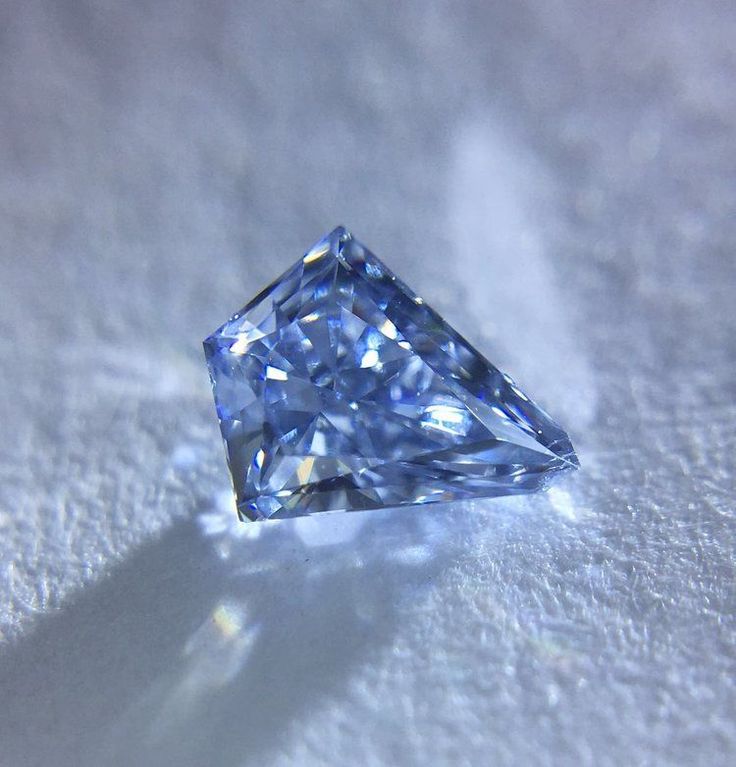 Blue Diamond Aesthetic, Diamond Aesthetic, Blue Diamond Jewelry, Blue Stones Jewelry, Light Blue Aesthetic, Pink Diamonds, Pretty Rocks, Blue Pin, Blue Gems