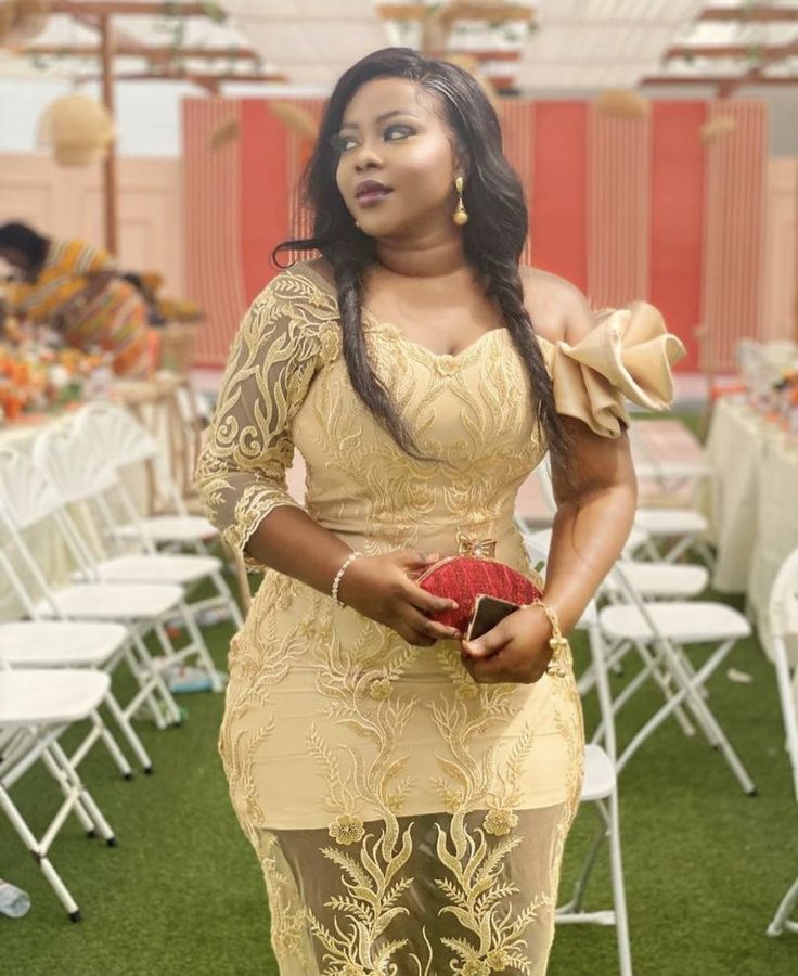 Lace Styles For Wedding Guest Outfits, Lace Dress Classy For Wedding Guest, African Design Dresses Classy Wedding, Lace And Short African Dress, Wedding Guest Lace Dress African, Lace Dress Styles Ghana, Lace Dress Styles Nigerian, Lace Styles For Wedding, White Lace Dress Short