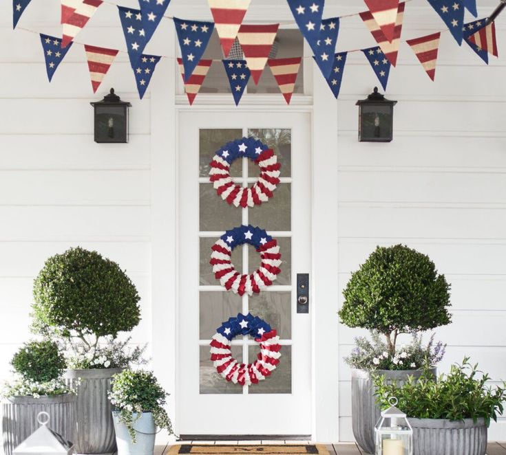 The 28 Best 4th Of July Wreath Ideas To Show Your American Spirit Burlap Party, July Decoration, Outdoor Wreath, Fourth Of July Decorations, July Fourth, Jute Fabric, July Decor, Home Decor Hacks, Xmas Wreaths