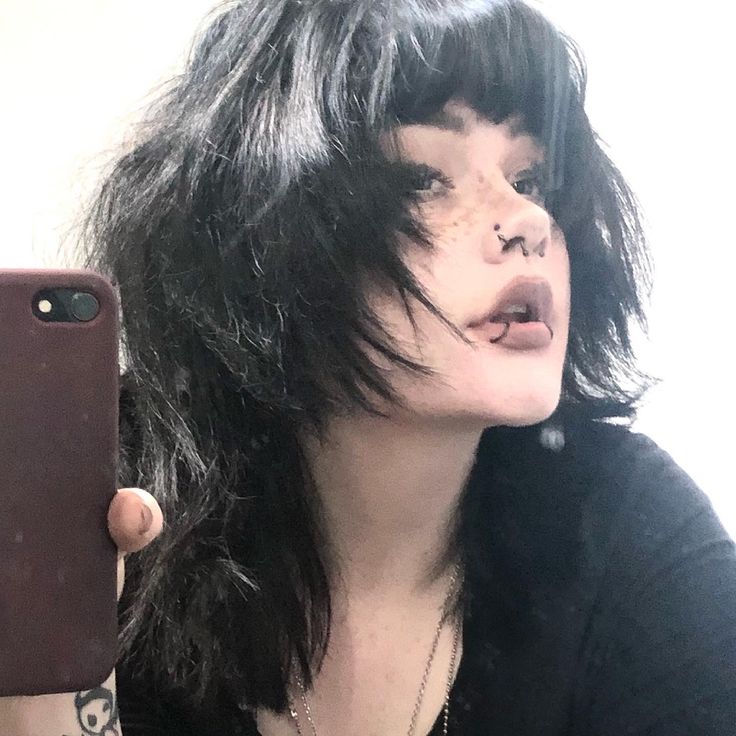 Gothic Mullet Hair, Choppy Goth Hair, Shaggy Haircut Bangs, Gothic Hair Ideas, Alt Hair Mullet, Alt Mullet Girl, Goth Wolfcut, Gothic Haircut Short, Goth Haircut Short