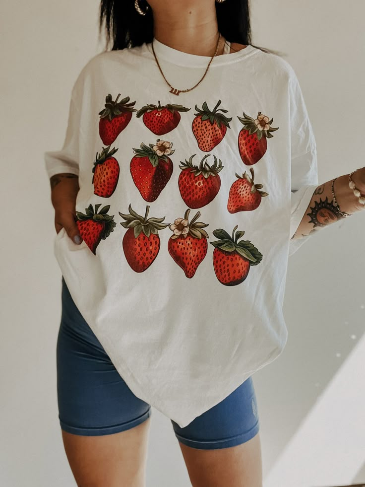 Cute Oversized Tee Outfits, Aesthetic Oversized T Shirt, Women’s T Shirt, Cute Shirts Oversized, Colorful Clothing Style, Current Fashion Trends 2024, Outfits With Graphic Tees, Colorful Clothes Aesthetic, Soft Summer Aesthetic