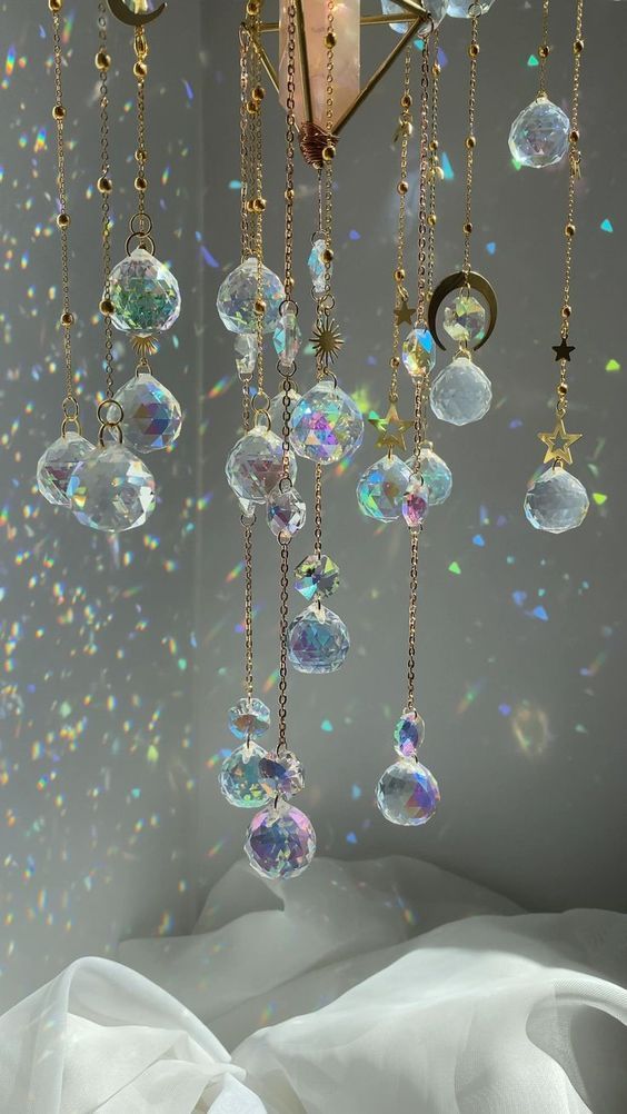 beautiful crystals. fancy chandelier. Diy Wind Chimes, Diy Crystals, Crystal Suncatchers, The Ceiling, Cute Room Decor, Dream House Decor, Sun Catcher, Aesthetic Room Decor, Aesthetic Room