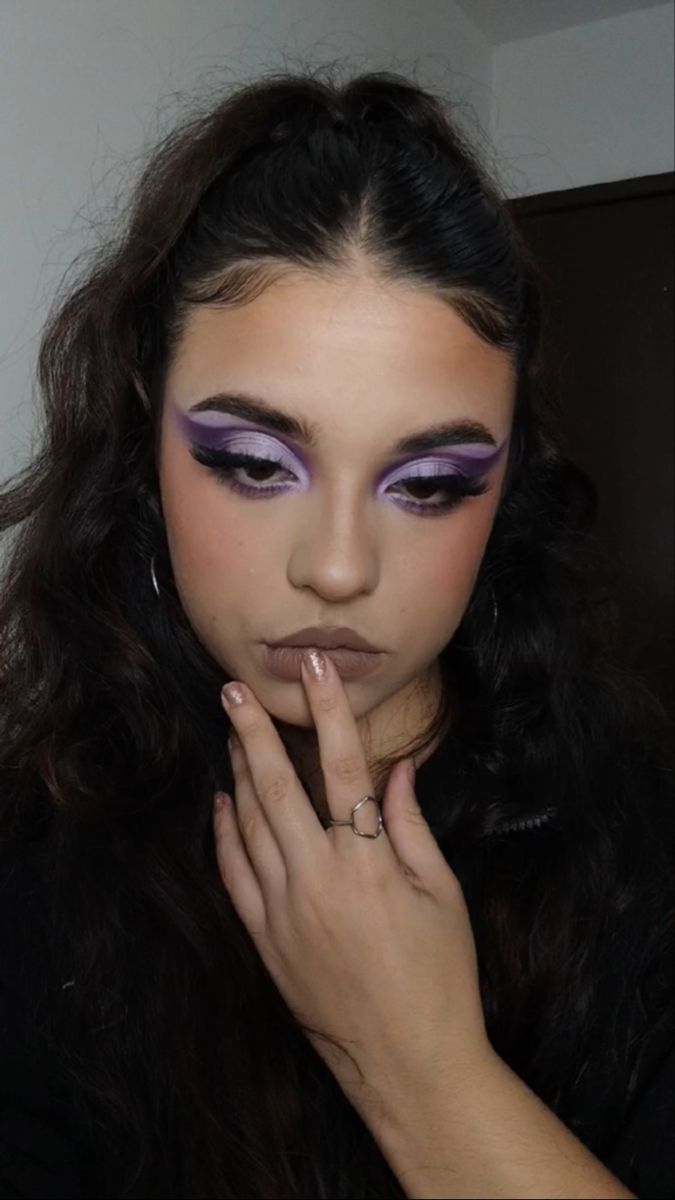 Makeup Ideas Dark Eyes, Grey And Purple Makeup, Colorful Makeup Looks Eyeshadows, Purple Halloween Makeup Ideas, Dark Purple Makeup Looks Prom, Purple Eye Makeup Brown Eyes, Black And Purple Eyeshadow, Purple Grunge Makeup, Purple Eye Shadow Looks