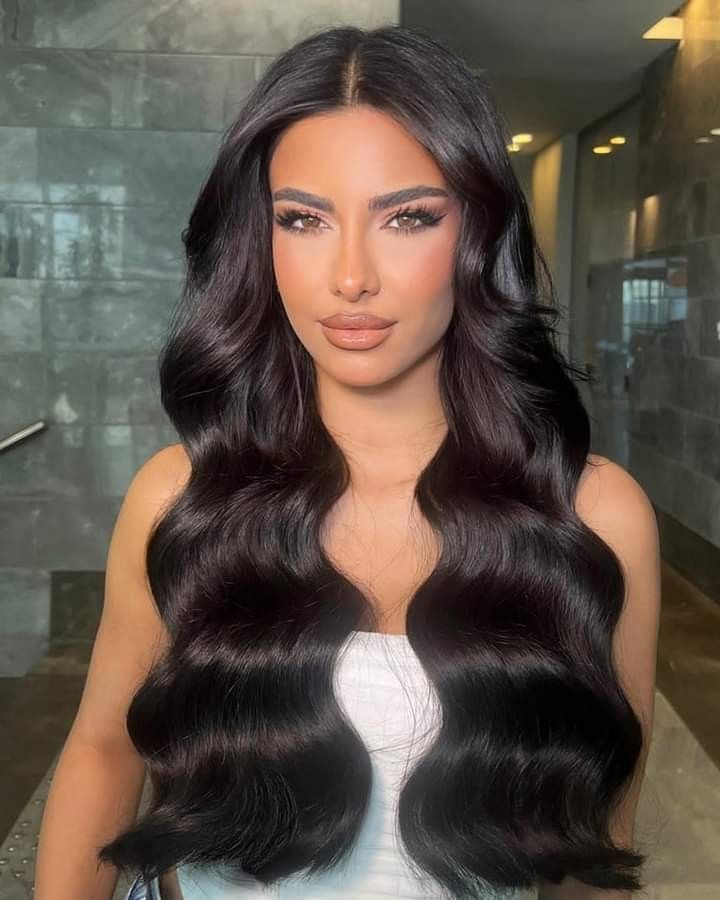 Bridal Hair Down Wavy Loose Curls, Bridal Hairstyle Middle Part, Middle Part Wavy Hair Wedding, Long Hair Pageant Styles, Middle Parting Bridal Hair, Old Hollywood Curls Middle Part, Hollywood Hair Middle Part, Prom Hollywood Waves, Hollywood Glam Waves Middle Part