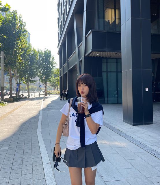 Jihoon Kim Outfits, Japan Skirt Outfit, Jihoon Kim Outfit, Cute Summer Skirt Outfits, Miniskirt Outfits Aesthetic, Summer Outfits Skirt, Aesthetic Skirt Outfit, Korean College Outfits, Skort Outfits