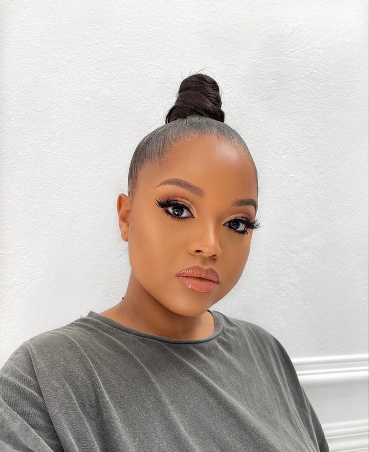 Soft glam makeup , everyday makeup look Makeup With Blonde Hair, Lungile Thabethe, Robe Dote, Glam Makeup Black Women, Soft Glam Makeup Black Women, Black Hair Bun, Red Hair Makeup, Natural Hair Wedding, Maquillage Yeux Cut Crease