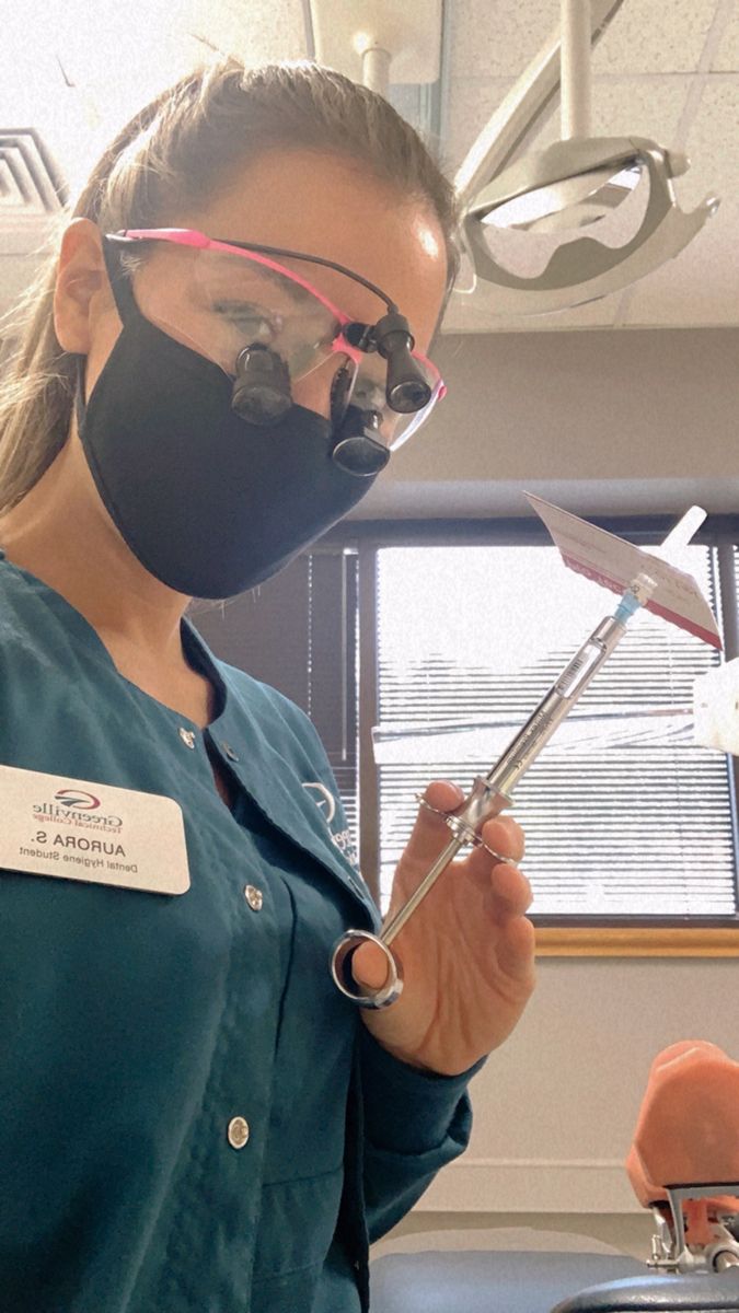 Dentist Career, Dental Hygiene Graduation, Dentist Assistant, Female Dentist, Modern Maternity, Dental Hygiene School, Dentistry Student, Dental Fun, Gas Mask Girl