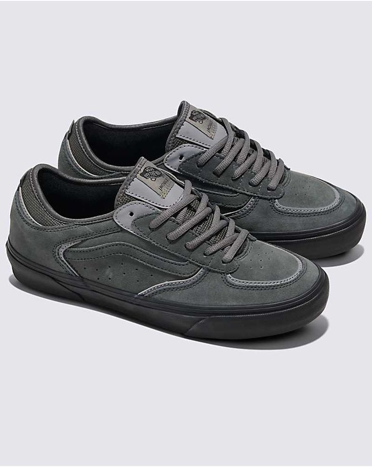 All Black Shoes Women, Black Skate Shoes, Vans Rowley, Japanese Shoes, Stylish Walking Shoes, Vans Shoes Fashion, Mens Shoes Casual, Skate Socks, Long Skate