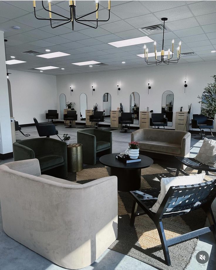 Industrial Salon Design Interiors, Hairdressing Salon Interior Design, Salon Owner Aesthetic, Shampoo Area In Salon, Black And White Hair Salon, Hair Suite Decor Salon Ideas, Industrial Salon Design, Salon Station Ideas, White Hair Salon