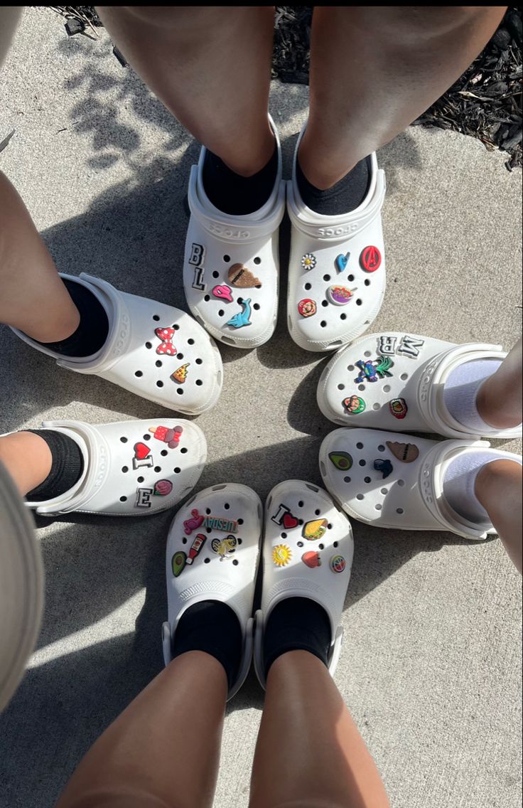 Croc Jibbitz Ideas Summer, Jibbitz Crocs Ideas White, Crock Jibbitz, Crocs Jibbitz Aesthetic, Jibbitz Crocs Ideas, Croc Jibbitz Ideas, Jibbitz Ideas, Cool Crocs, Baby Bump Pictures