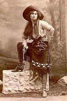 RETRO KIMMER'S BLOG: WOMEN OF THE WILD WILD WEST! Old West Photos, Wild West Show, Annie Oakley, Doc Holliday, Into The West, Wilde Westen, Vintage Cowgirl, Theme Halloween, Mountain Man