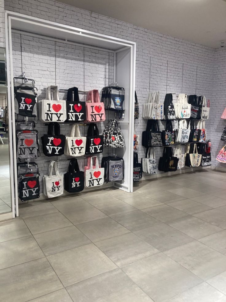 there are many bags on display in the store