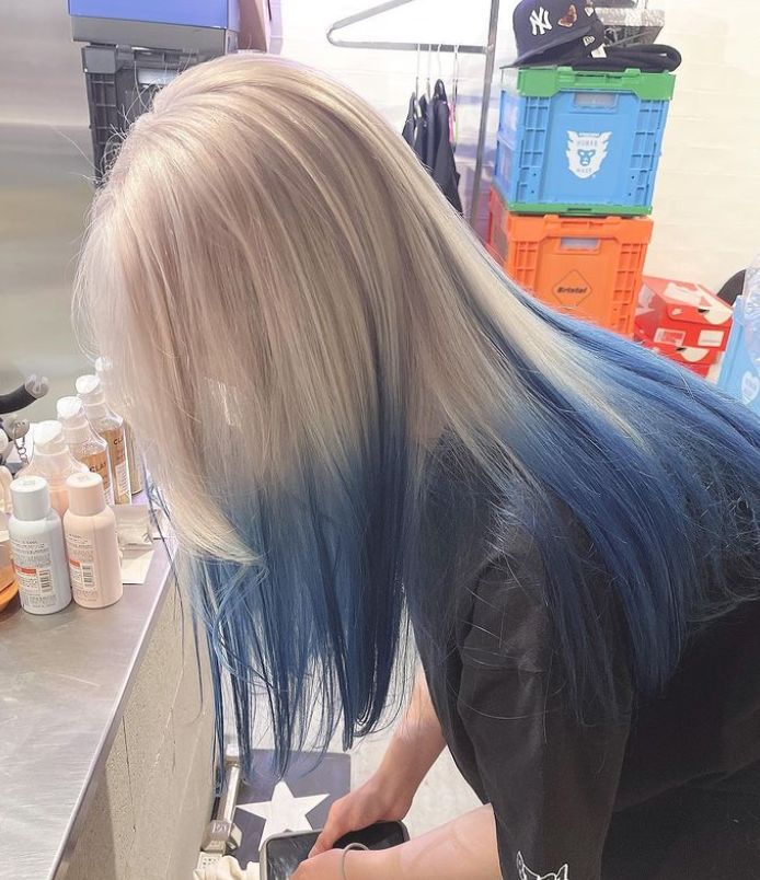 Blonde And Denim Blue Hair, White And Blue Hair Aesthetic, Blue And Blonde Hair Ideas, White Hair Blue Tips, Blue And White Hair Aesthetic, White To Blue Hair, White And Blue Hair Color, Blonde And Dark Blue Hair, Blue Tips Hair Blonde