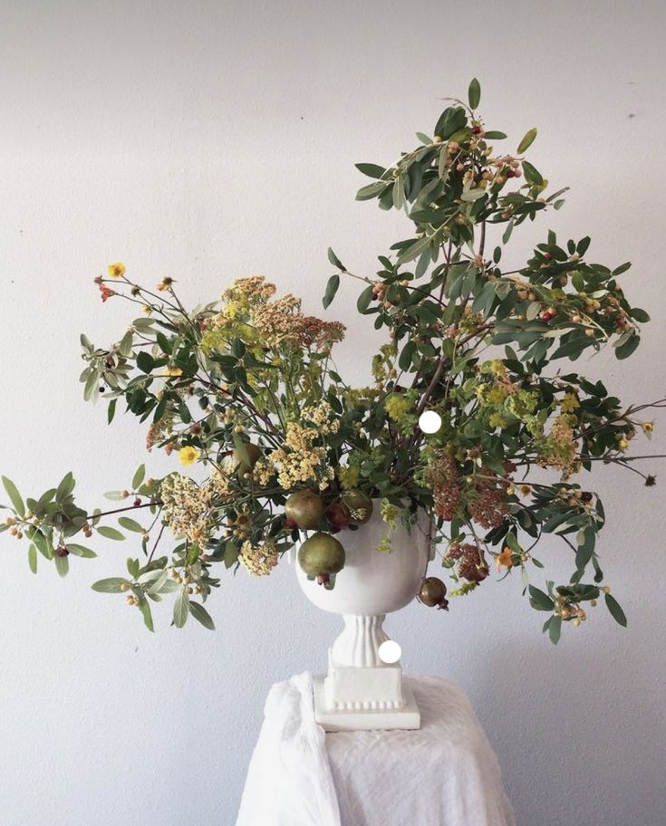 Alternatives To Floral Foam, Ornamental Kale Arrangement, Cheap Floral Arrangements, Mediterranean Floral Arrangements, Dramatic Floral Arrangements, Classic Floral Arrangements, Foraged Flower Arrangements, Ethereal Floral Arrangements, Earthy Wedding Florals