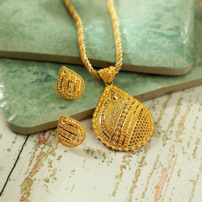 Gold Ideas, Gold Jewelry Set, Locket Design, Gold Jewels Design, Modern Gold Jewelry, Handmade Gold Jewellery, Gold Bridal Jewellery Sets, Bracelets Design, Gold Jewelry Stores