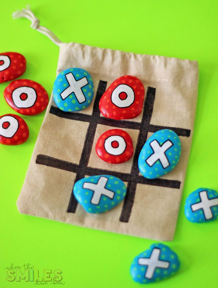 an image of a tic - tac - toe game on a green background