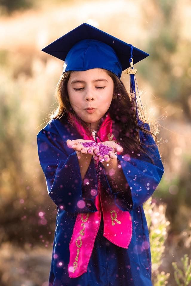 Graduation Picture Ideas Kindergarten, Kindergarten Graduation Pictures Friends, Graduation Photos Kindergarten, Graduation Pictures Elementary School, Kindergarten Grad Picture Ideas, Outdoor Kindergarten Graduation Pictures, Kindergarten Photo Shoot Ideas, Girl Kindergarten Graduation, Kindergarten Graduation Pictures Pink