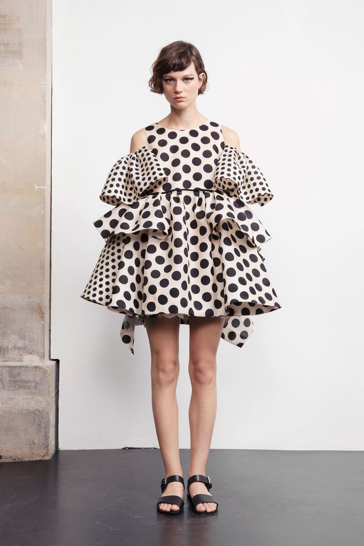 Dice Kayek Fall 2019 Ready-to-Wear Fashion Show - Vogue Dice Kayek, Dots Fashion, Polka Dots Fashion, Womens Designer Fashion, Fashion Show Collection, Fashion Editorial, Womens Fashion Trends, Dot Dress, Latest Fashion For Women