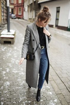 Fall Fashion Coats, Mode Tips, Street Style Bags, Fashion Blogger Style, Grey Coat, Coat Outfits, Mode Inspo, 가을 패션, Mode Inspiration