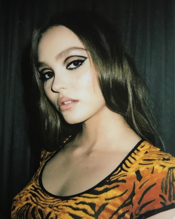 Lily Rose Depp Channels Sharon Tate With ‘60s-Inspired Graphic Eyes - Vogue Earth Creature, Nora Zehetner, Editorial Make-up, Matte Make Up, 60s Makeup, 70s Makeup, Diverse Beauty, Graphic Eyes, 90s Makeup