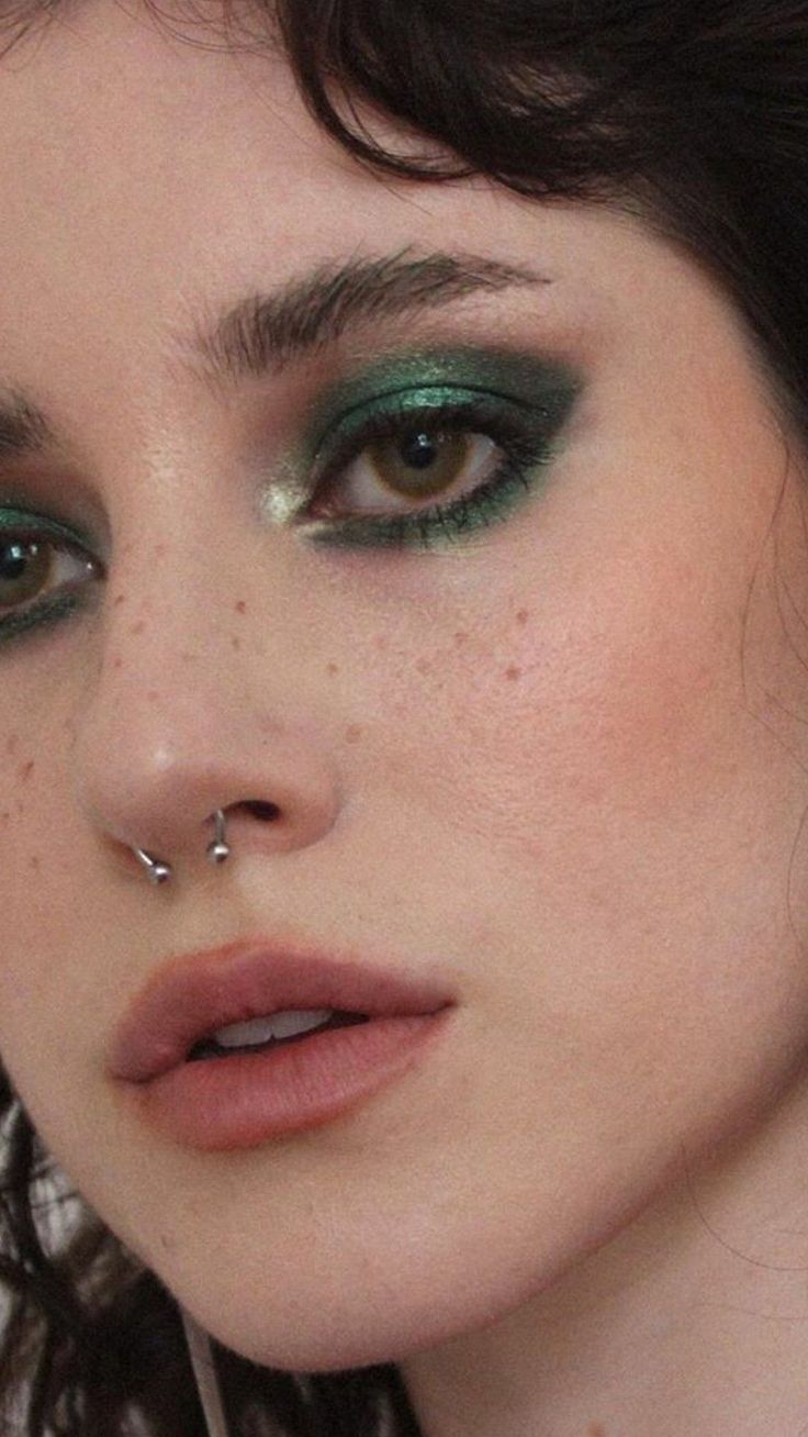 Creative Eye Makeup For Hooded Eyes, Dramatic Eye Makeup Brown Eyes, Simple Punk Makeup, Witchy Makeup Aesthetic, Whimsigothic Makeup, Soft Alternative Makeup, Fairy Grunge Makeup, Goblincore Makeup, Whimsigoth Makeup