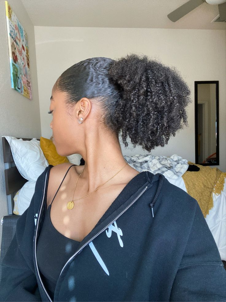 Cute Curly Hair Styles, Cute Curly Hair, Natural Hair Bun Styles, Pelo Afro, Slick Back, Curly Hair Styles Easy, Hairdos For Curly Hair, Natural Curls Hairstyles, Natural Hair Styles Easy