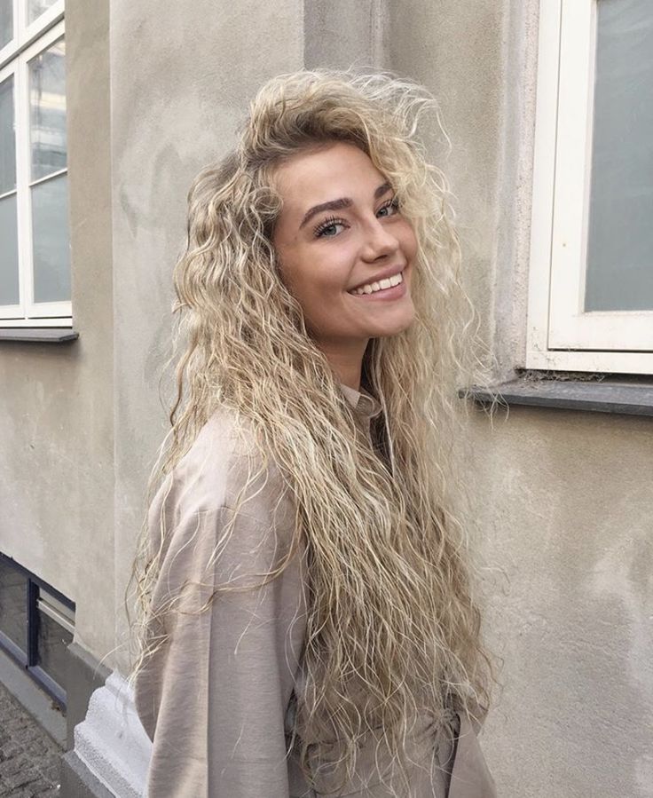 Darkest Temptation, Long Blonde Curly Hair, French Articles, Long Curly Hairstyles, Blonde Curly Hair, Braid Hairstyle, Ombré Hair, Easy Hairstyle, Hair Appointment