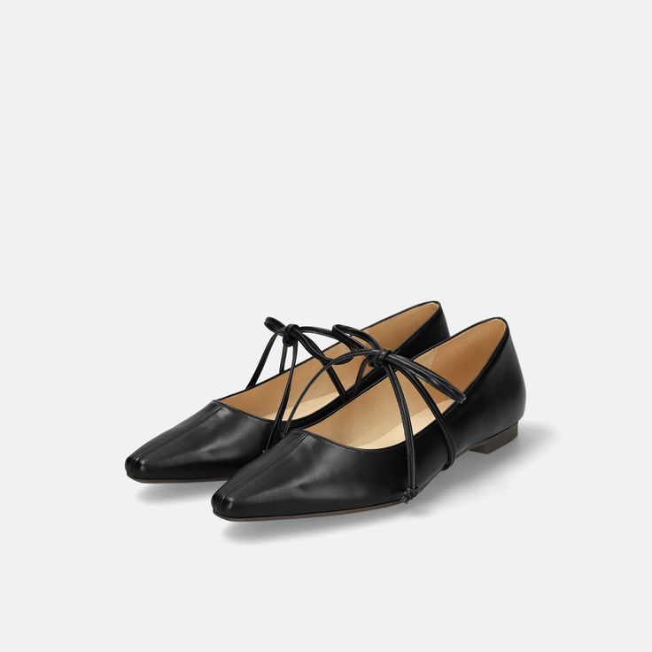 Stylish flat shoes with a center seam design on the instep and a removable strap. You can create a sweet feminine style by tying the strap with a ribbon at the instep. Stylish Flat Shoes, Wooden Pattern, Foot Pain, Flat Shoes, Feminine Style, Shoes Flats, Ribbon, How To Wear, Black