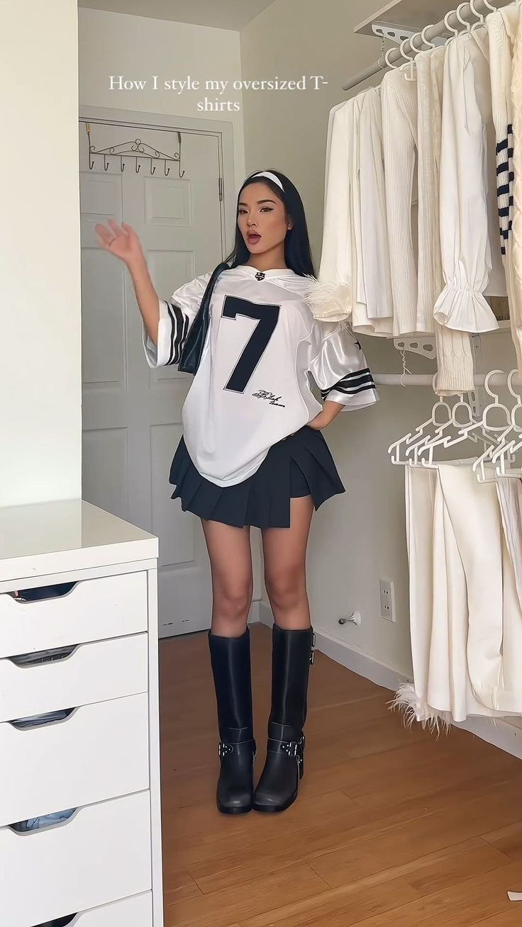 bloquette type T Shirt And Jean Skirt Outfit, T Shirt Outfit Skirt, Baggy Top And Skirt, Denim Top Aesthetic, Skirts Aesthetic Outfit, Outfit Ideas Denim Skirt, T Shirt Aesthetic Outfits, Jersey Shirt Outfit Women, Outfit With Jersey