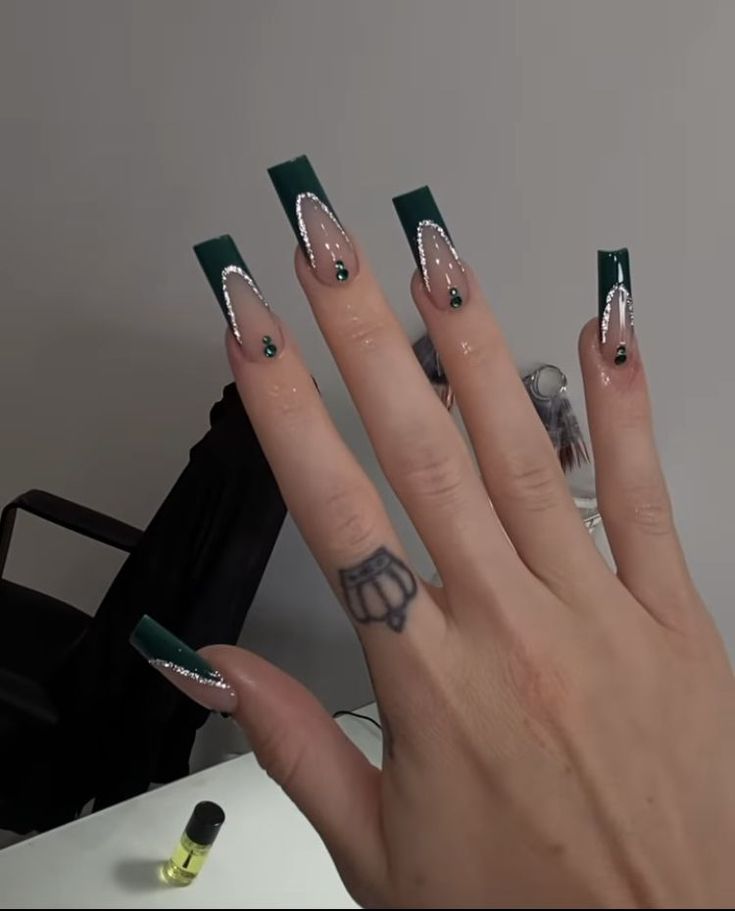 Emerald Green Nail Designs Coffin, Green Nails Acrylic Emerald, Royal Green Nails Acrylic, Cute Dark Green Nails Acrylic, Emerald Green Nails With Initial, Emerald Green Nails Inspiration, Emerald Green Prom Nails Coffin, Emerald Green Nails Acrylic Coffin Medium, Emerald Green Nails Acrylic Coffin Prom