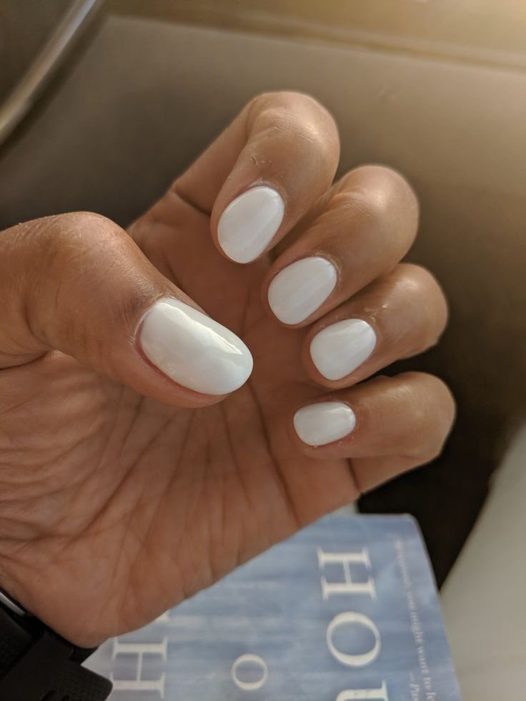 White Dip on natural nails. Pearl White Dip Nails, White Dip Nails With Designs, White Natural Nails, White Dip Nails, White Short Nails, White Manicure, Short Gel Nails, Dip Powder Nails, Colorful Nail Designs