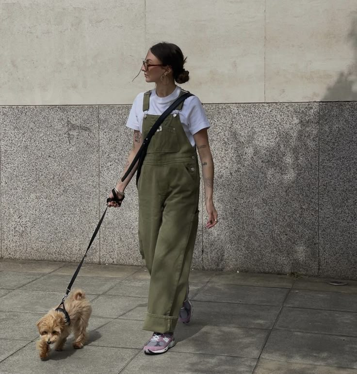 Green Overalls Outfits, Salopette Outfit, Overalls Outfit Aesthetic, Overalls Outfit Summer, Denim Overalls Outfit, Chloe Hayward, Oversized Overalls, Overalls Outfits, Green Overalls