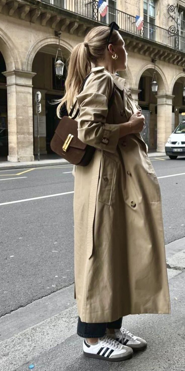 Trench Coat Outfit Scandinavian, Trench Coat Outfit Inspiration, Trench Coat Outfit London, Khaki Windbreaker Outfit, 2024 Trench Coat Outfit, Fall Trench Coat Outfit, Dark Beige Trench Coat Outfit, Trench Coat And Sambas, Fall Outfit Ideas Aesthetic 2024