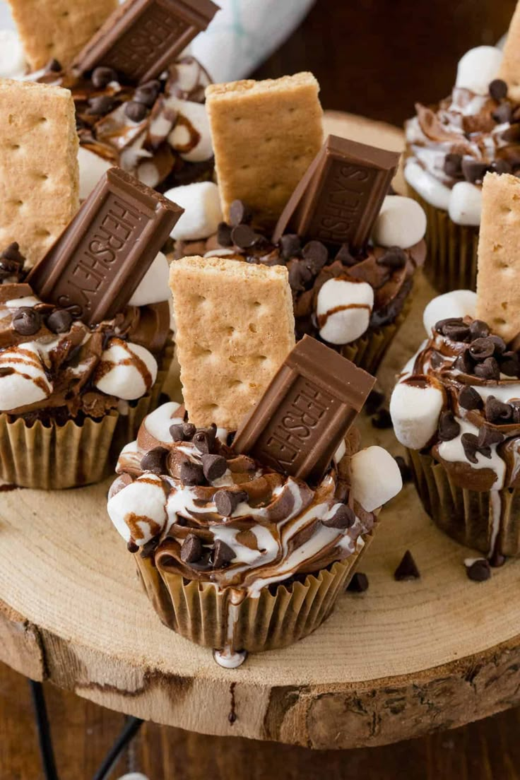 chocolate cupcakes with marshmallows and graham crackers on top for dessert