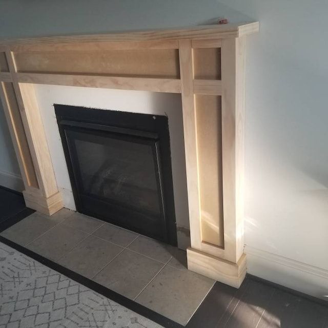 an empty room with a fireplace in the middle and no one around it on the floor