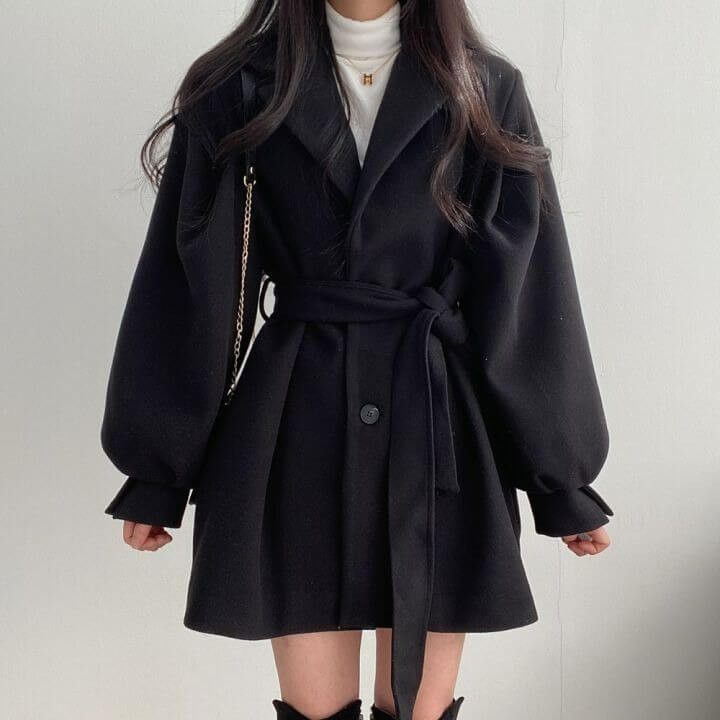 Our Dark Academia Belted Coat is the perfect addition to your winter wardrobe. Inspired by Wednesday Addams' fashion in the Netflix series, this coat features a belted waist and is available in both black and beige colors. It's warm and comfortable, making it perfect for those cold winter days. Available in a variety of sizes, this coat will keep you looking chic and feeling cozy . Material : Cotton, Polyester Decoration: Belt Closure Type: Button-up Style : Dark Academia Aesthetic Size (cm) Len Preppy Mode, Woolen Coat Woman, Vintage Preppy, Mode Casual, Belted Coat, Wool Blend Coat, Woolen Coat, Turndown Collar, Trench Coats Women