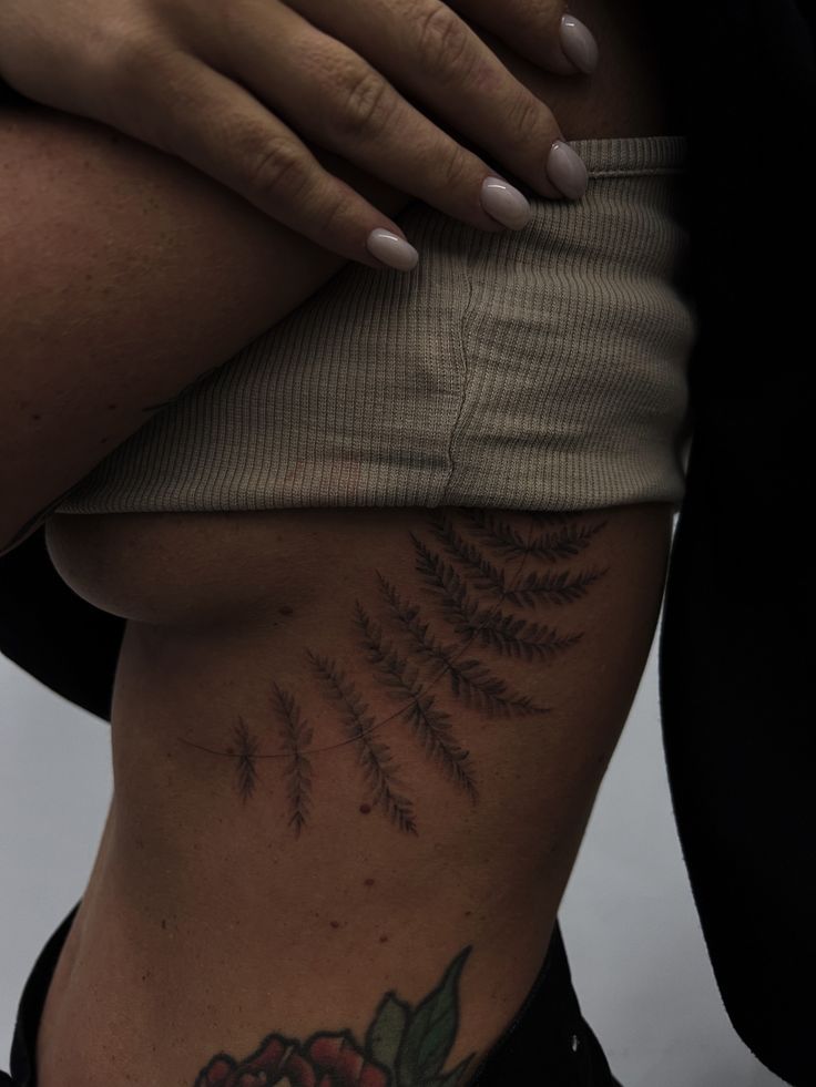 Тату папоротник Nature Back Tattoo Women, Nature Inspired Tattoos, Tasteful Tattoos, Back Tattoo Women, Dainty Tattoos, Subtle Tattoos, Dream Tattoos, Rib Tattoo, Dope Tattoos