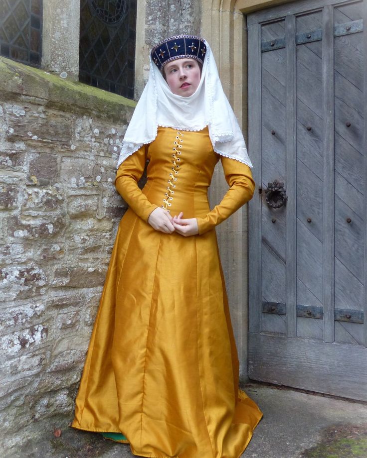 Late Medieval Clothing, Medieval Fashion Women, 12th Century Clothing Women, Kirtle Dress, Burgundian Dress, Medieval Keep, Riso Zine, Medieval Kirtle, 14th Century Dress