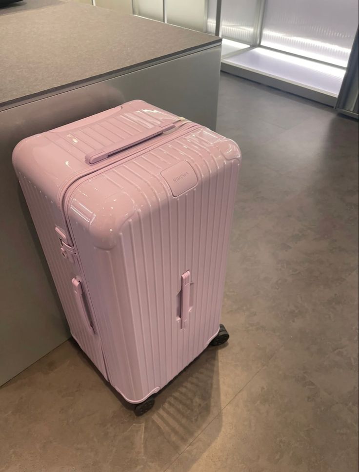 Pink Luggage, Cute Suitcases, Cute Luggage, Stylish Luggage, Desain Buklet, Travel Bag Essentials, Handbag Essentials, Luggage Bags Travel, Luxury Lifestyle Dreams