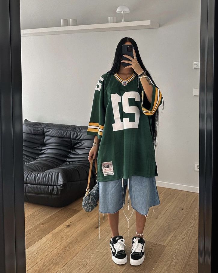 Fashion Inspo Outfits Oversized, Women In Jersey, Women In Baggy Clothes, Sporty Streetwear Outfits, Cute Urban Outfits, Streetwear Fashion Jersey, Baggy Jersey Outfit Women, How To Wear Jersey Women, Baggy Clothes Summer Outfit