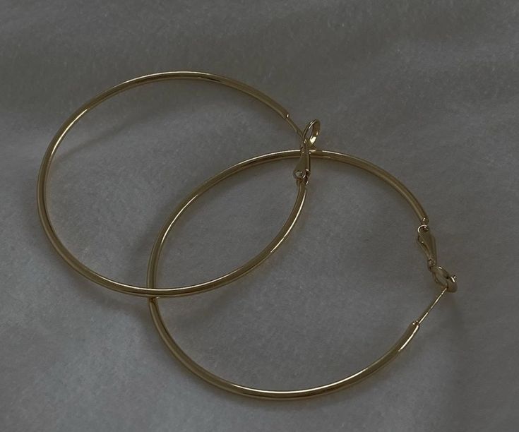 Aesthetic Gold Hoop Earrings, Gold Hoops Earrings Medium, Earrings Aesthetic Hoop, Hoop Earring Aesthetic, Big Gold Hoops Aesthetic, Gold Hoop Earrings Big, Golden Hoop Earrings Aesthetic, Gold Hoop Aesthetic, Big Earrings Aesthetic