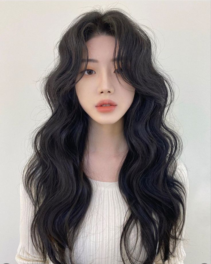 Asian Hair Perm, Curly Asian Hair, Korean Wavy Hair, Korean Makeup Trends, Korean Long Hair, Long Hair Perm, Hairstyles Korean, Hair Inspiration Long, Hair Color Streaks