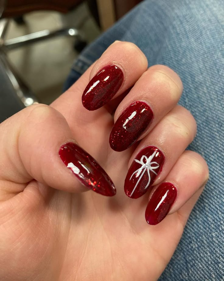 Red Nails Festive, Christmas Nails Full Colour, Glitter Red Nail Designs, New Years Nail Designs Red, Red Christmas Nails Aesthetic, Dark Red Christmas Nails Short, Christmas Dark Red Nails, Red Christmas Present Nails, Minimal Christmas Nails Red