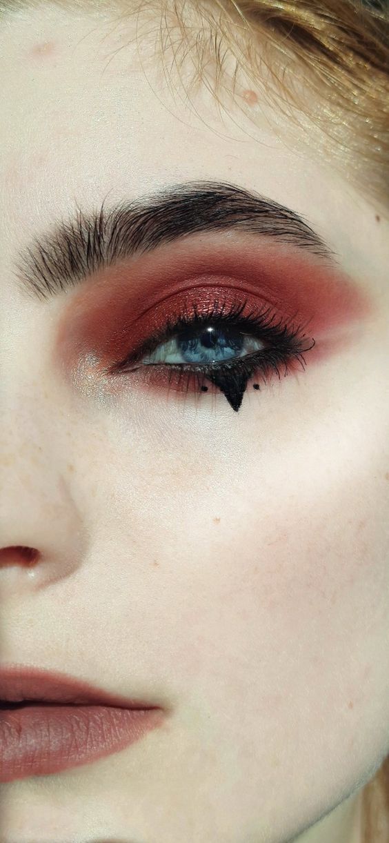 Witch Makeup Inspiration, Scarlet Witch Makeup Ideas, Halloween Style Makeup, Witch Makeup Eyeliner, Scarlet Witch Makeup Look, Witchy Eyeshadow, Red Witch Makeup, Witchy Eye Makeup, Witchy Eyeliner