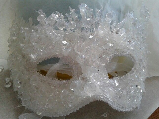 Ice Masquerade Mask, White Masks For Halloween Fantasy Events, Fantasy White Masquerade Mask For Party, White Snow Mask, Fisher Outfit, Snow Queen Crown Diy, White Witch Narnia, Ice Mask, White Masquerade Mask