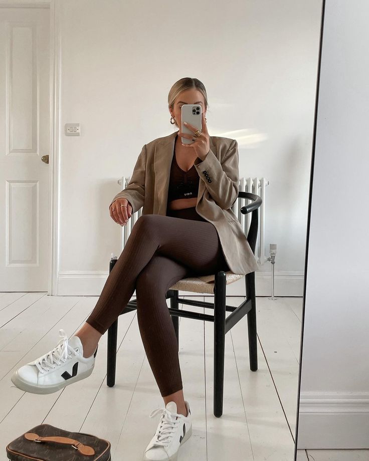 Chocolate Leggings Outfits, Brown Athleisure Outfit, Brown Leggings Outfit Fall, Brown Gym Outfit, Brown Leggings Outfit, Veja Trainers, Leggings Outfit Fall, Look Legging, Brown Leggings