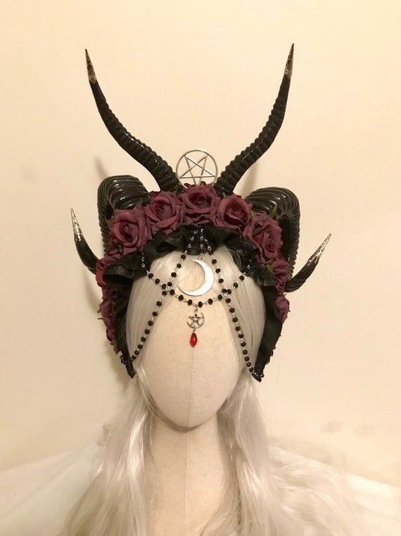 Horned Demon, Witch Image, Demon Costume, Demon Horns, Crown Aesthetic, Headpiece Diy, Creepy Christmas, Gothic Witch, Horror Decor