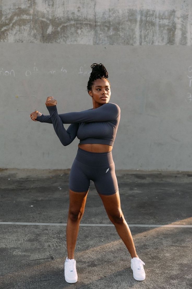 Athletic Shoot Ideas, Poses For Athletic Wear, Gym Wear Photoshoot Ideas, Fit Photo Ideas, Activewear Shoot Ideas, Gymwear Photoshoot Ideas, Athletic Photoshoot Poses, Active Wear Poses, Sport Wear Photography