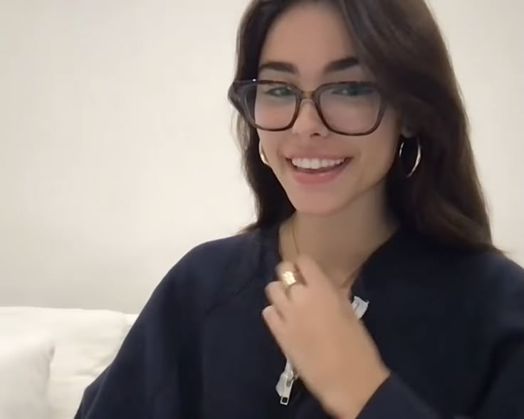 Glasses On Brunettes, It Girl Glasses, Rectangular Glasses Women, Madison Beer Livestream, Glasses Inspo Women, Rectangle Glasses Woman, Cat Eye Glasses Aesthetic, Madison Beer Glasses, Rectangle Glasses Aesthetic