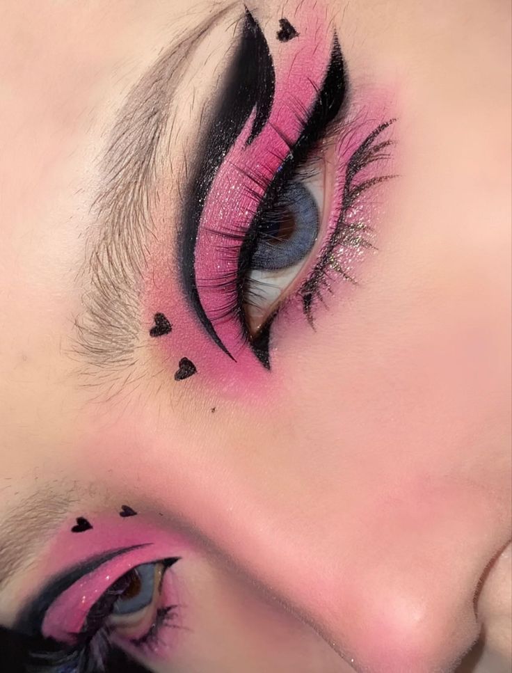 Pink And Black Halloween Makeup, Alternative Valentines Makeup, Goth Pink Makeup, Pink Halloween Makeup Looks, Black And Pink Makeup Looks, Pink Emo Makeup, Pink And Black Eyeliner, Alt Valentines Makeup, Goth Valentines Makeup